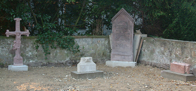 Standplatz für alte Grabsteine auf dem Friedhof eingerichtet
